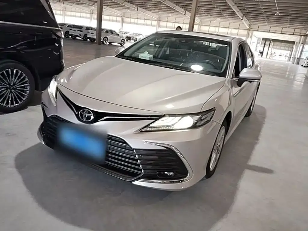 Toyota Camry — фото 1