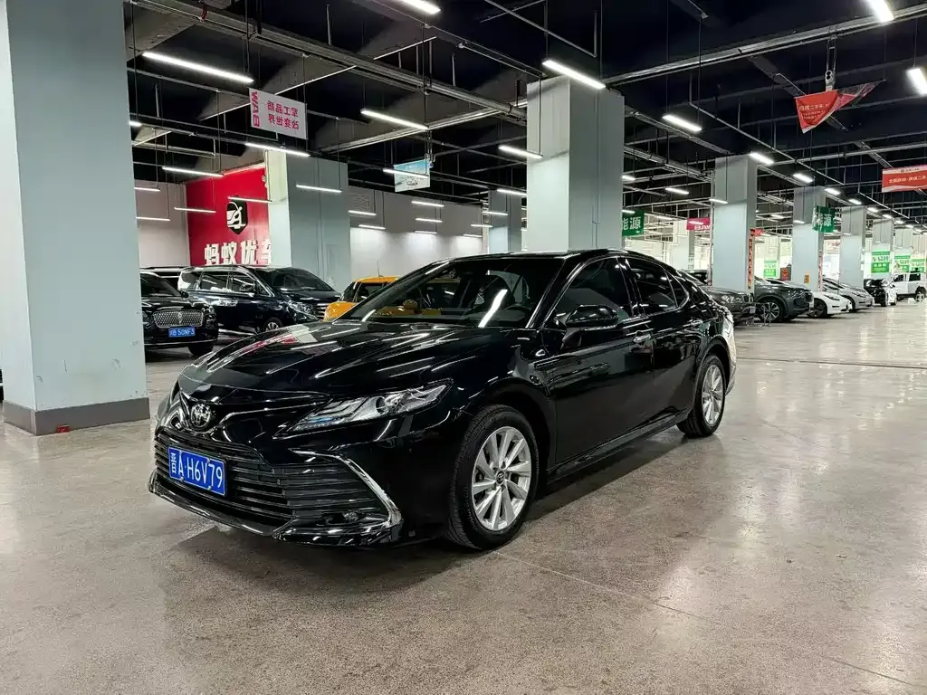 Toyota Camry — фото 1
