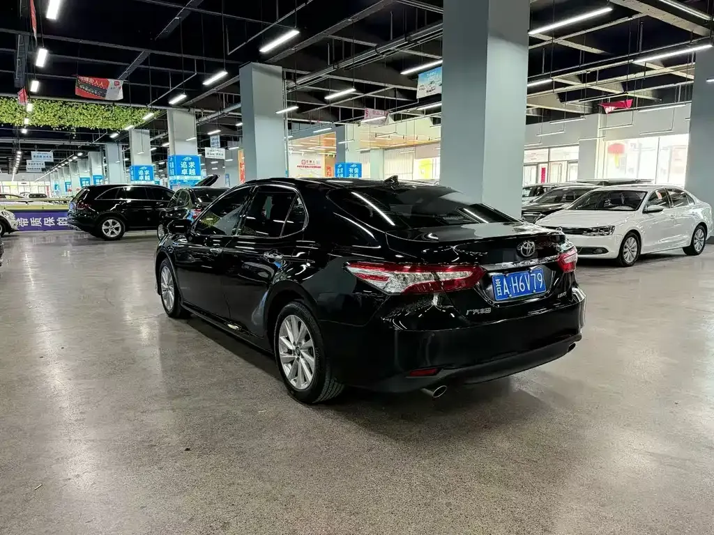 Toyota Camry — фото 8