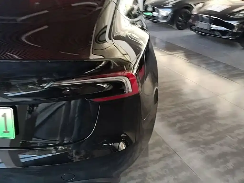 Tesla Model 3 — фото 10