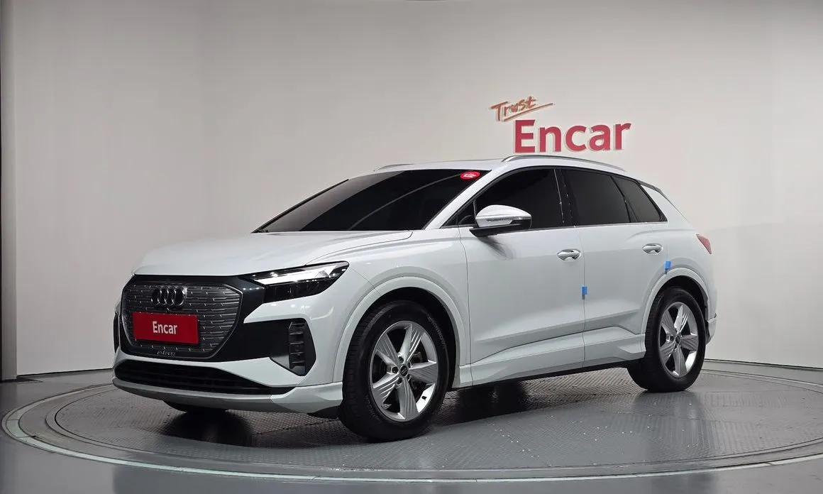 Audi Q4 e-tron — фото 1