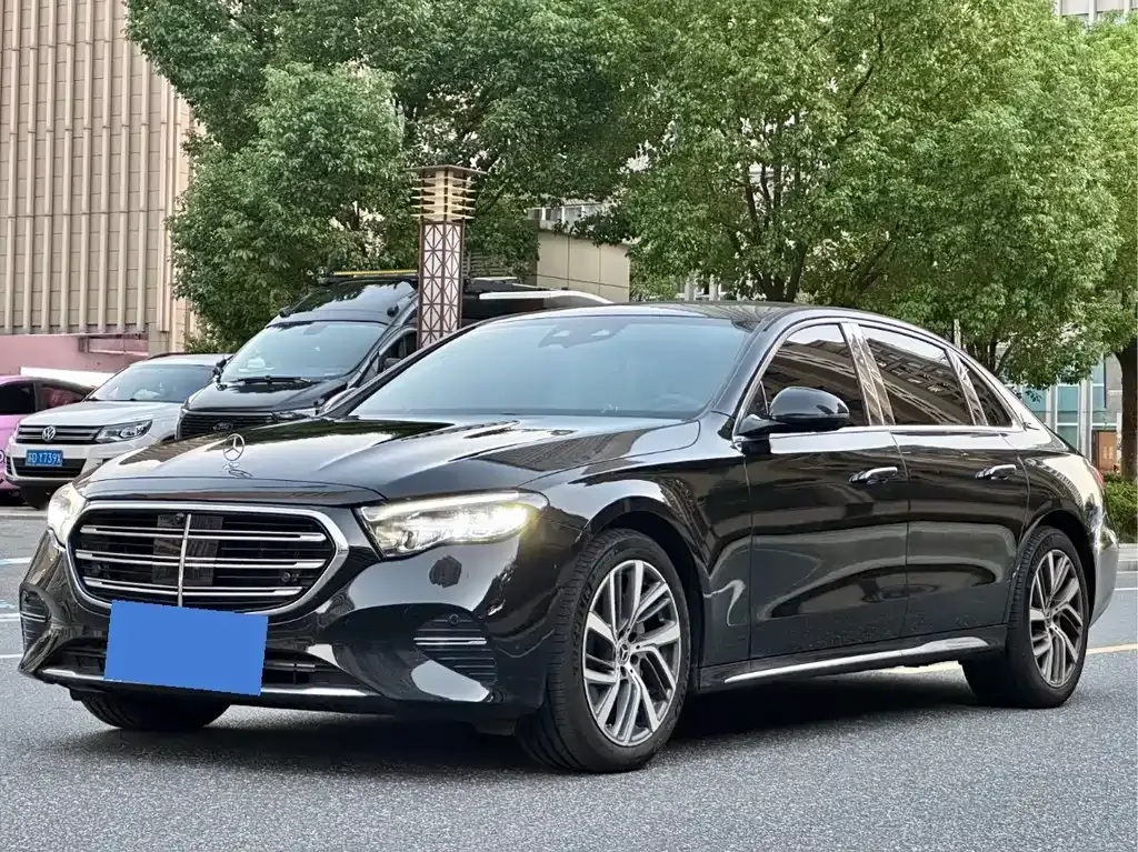 Mercedes-Benz E-Class — фото 1