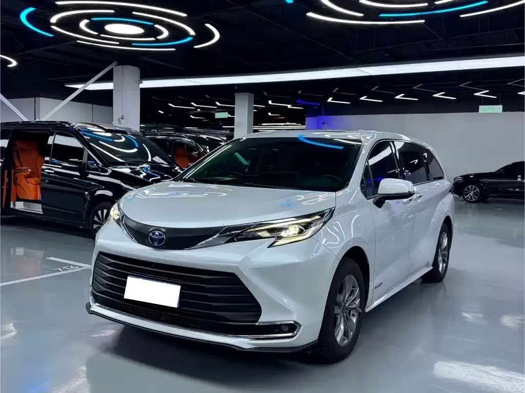 Toyota Sienna — фото 1