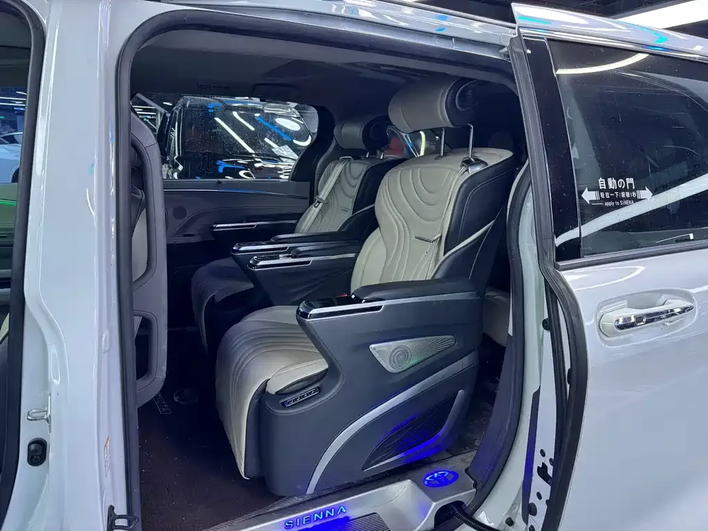 Toyota Sienna — фото 7