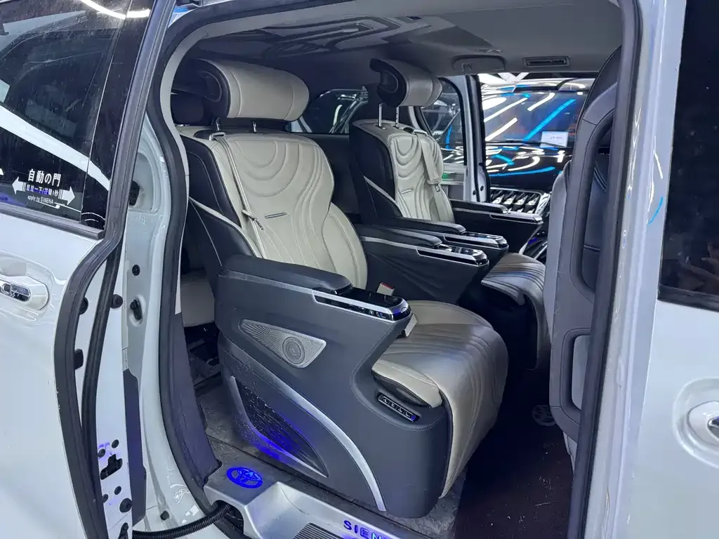 Toyota Sienna — фото 4
