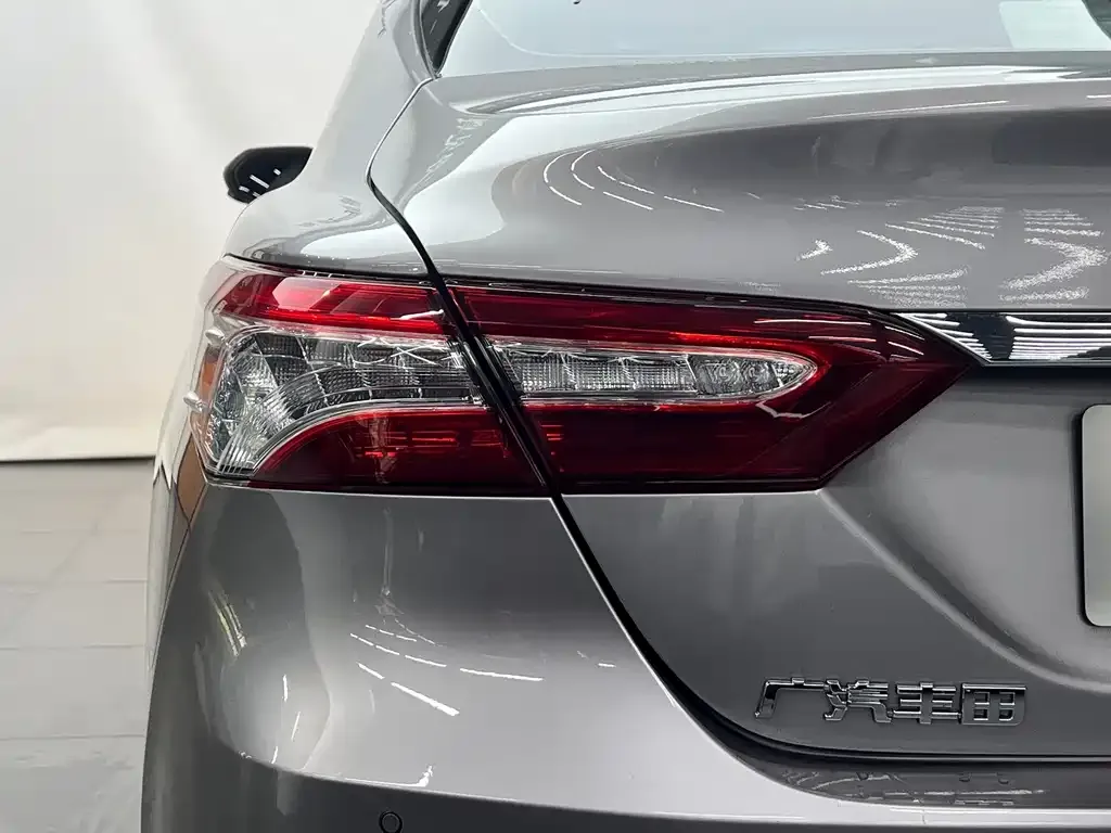 Toyota Camry — фото 5