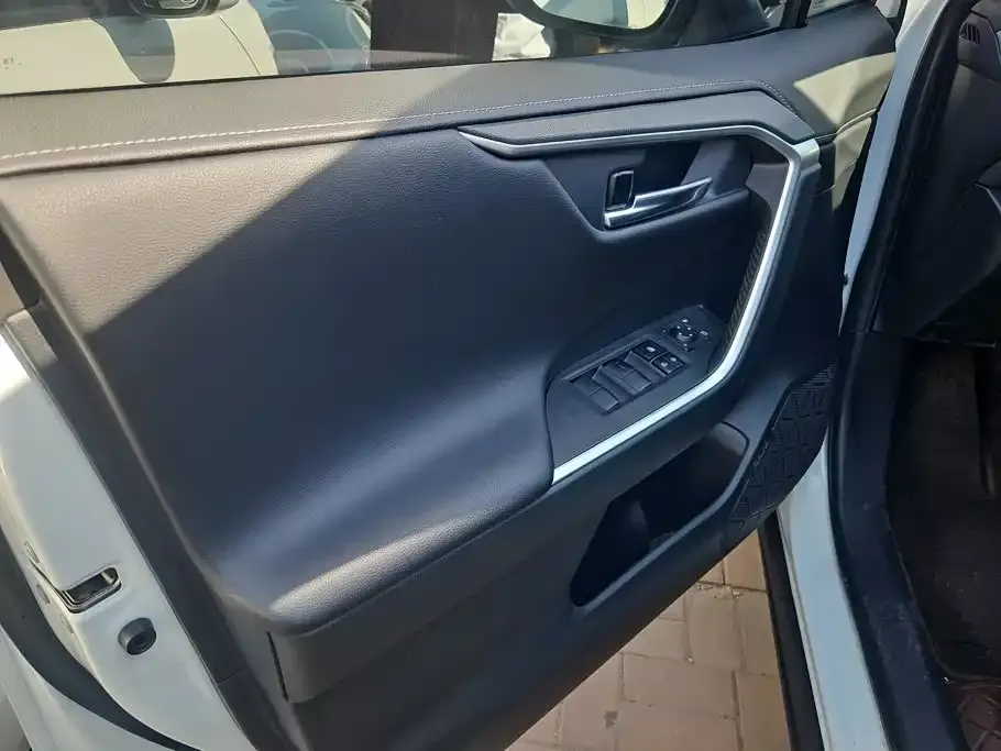 Toyota RAV4 — фото 6