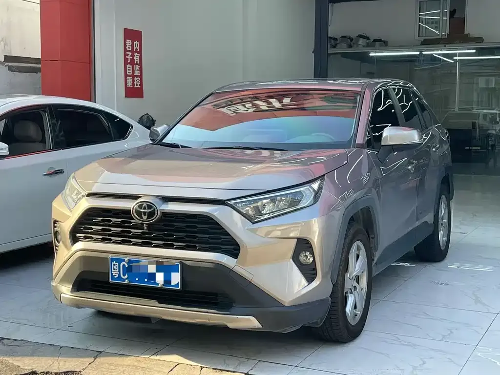 Toyota RAV4 — фото 1