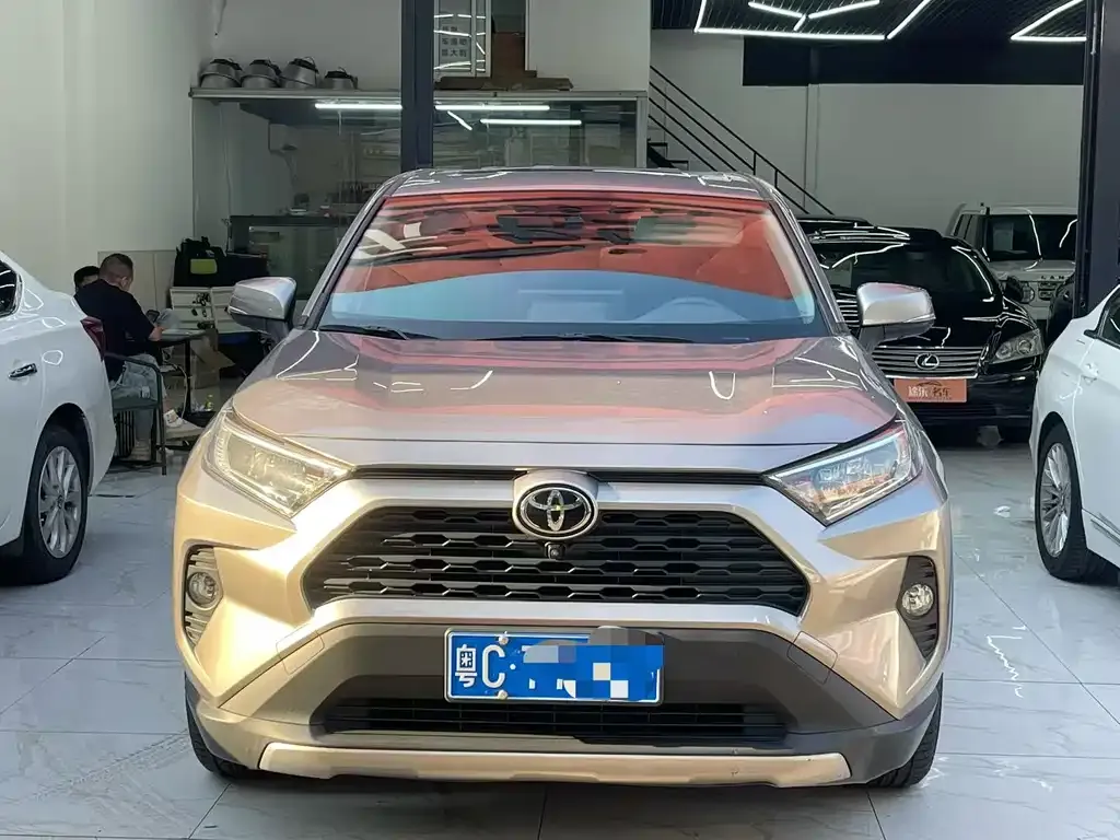 Toyota RAV4 — фото 2