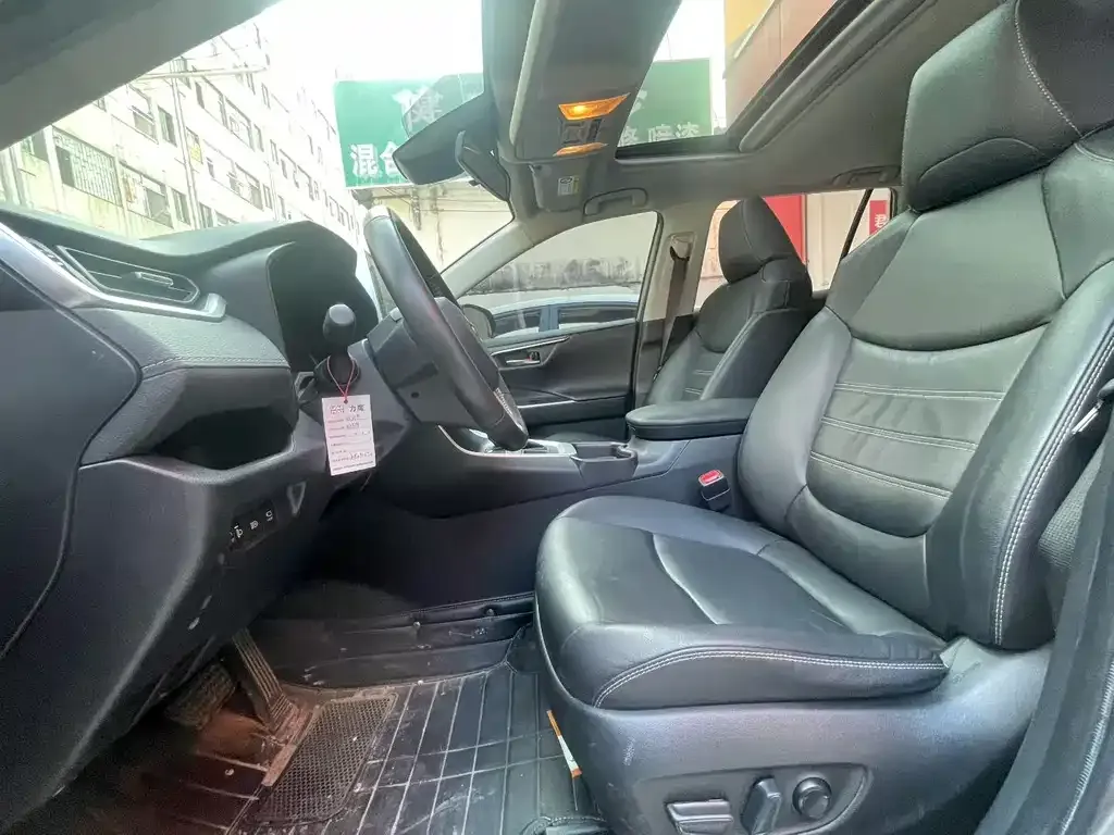 Toyota RAV4 — фото 5