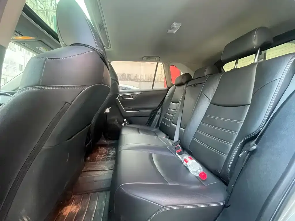 Toyota RAV4 — фото 6