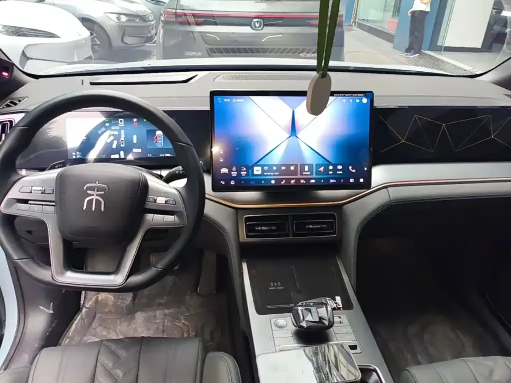 BYD L DM-i — фото 9
