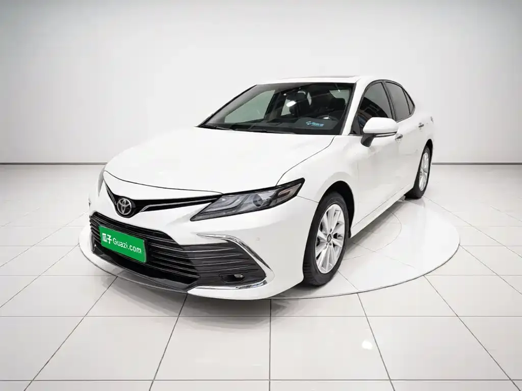 Toyota Camry — фото 1