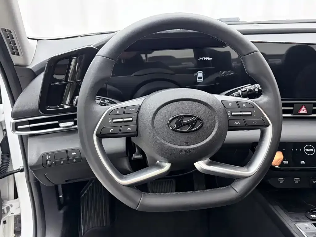 Hyundai Elantra — фото 10