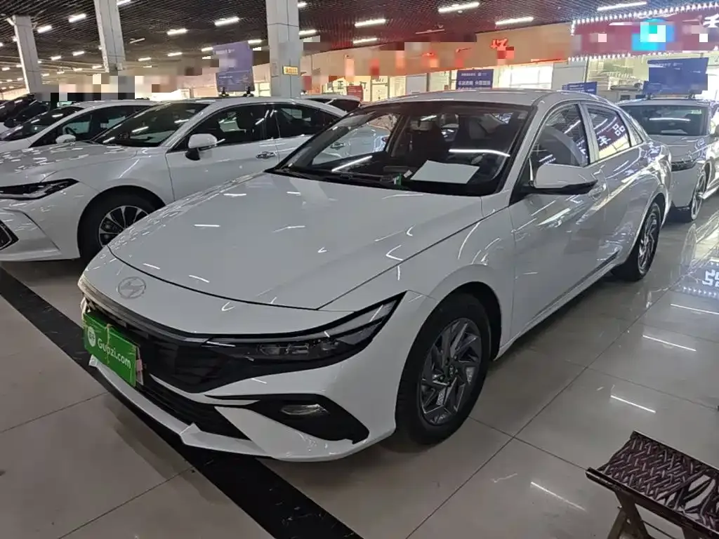 Hyundai Elantra — фото 1