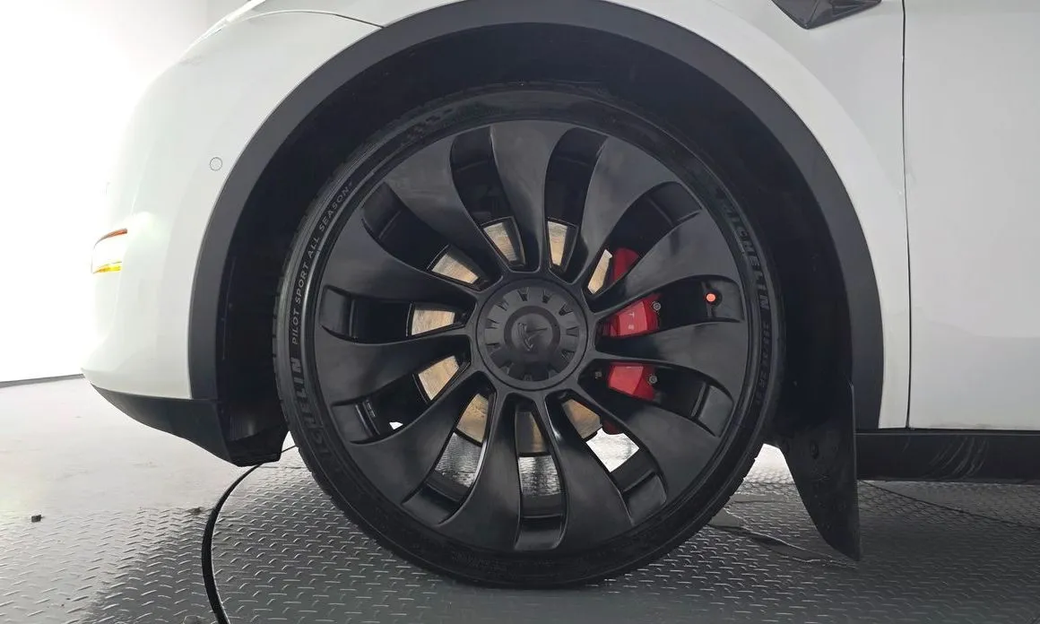 Tesla Model Y — фото 8