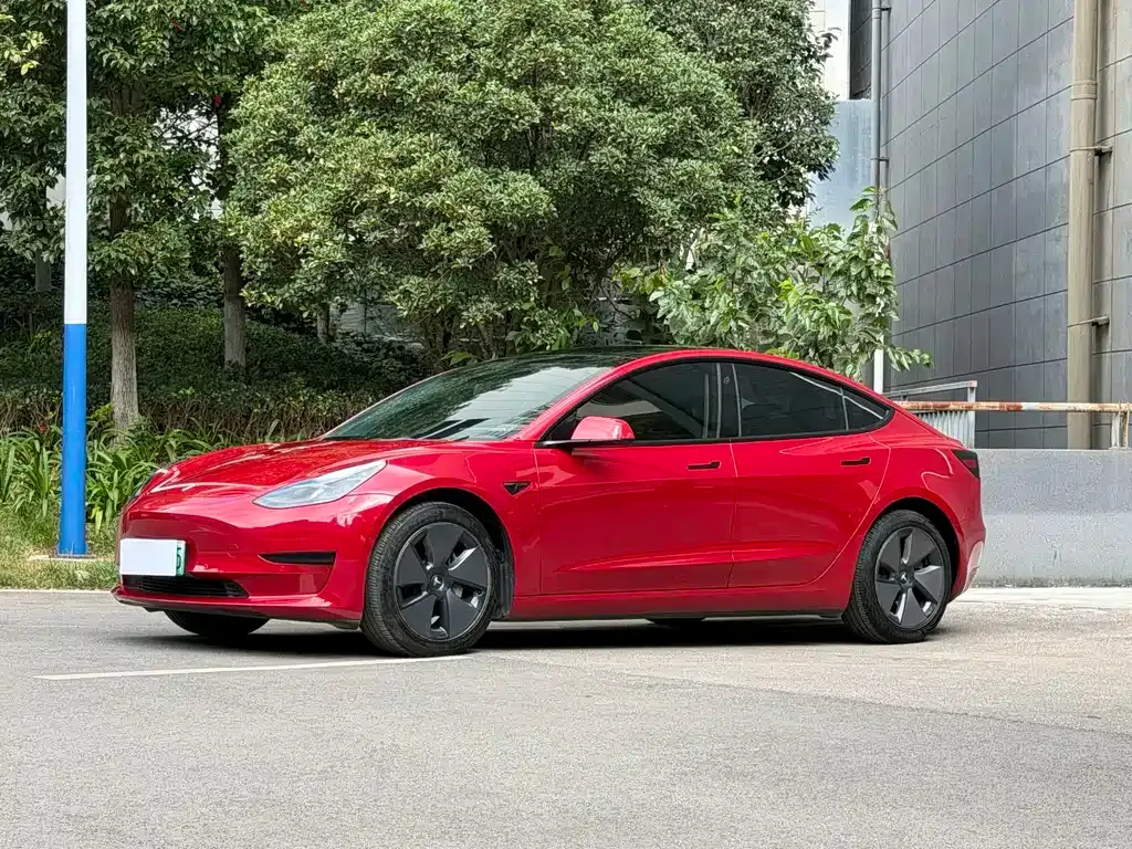 Tesla Model 3 — фото 1