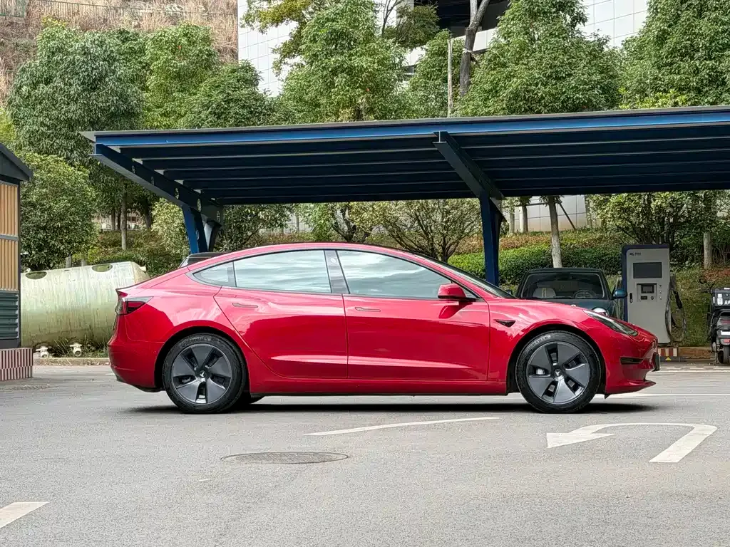 Tesla Model 3 — фото 9
