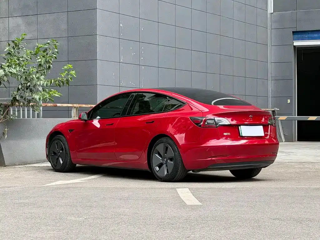 Tesla Model 3 — фото 2