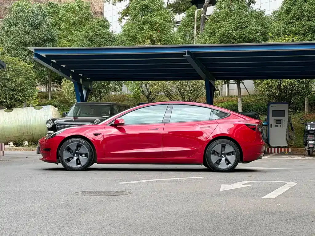 Tesla Model 3 — фото 10