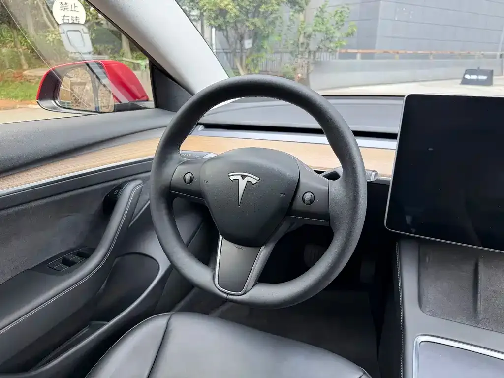 Tesla Model 3 — фото 3