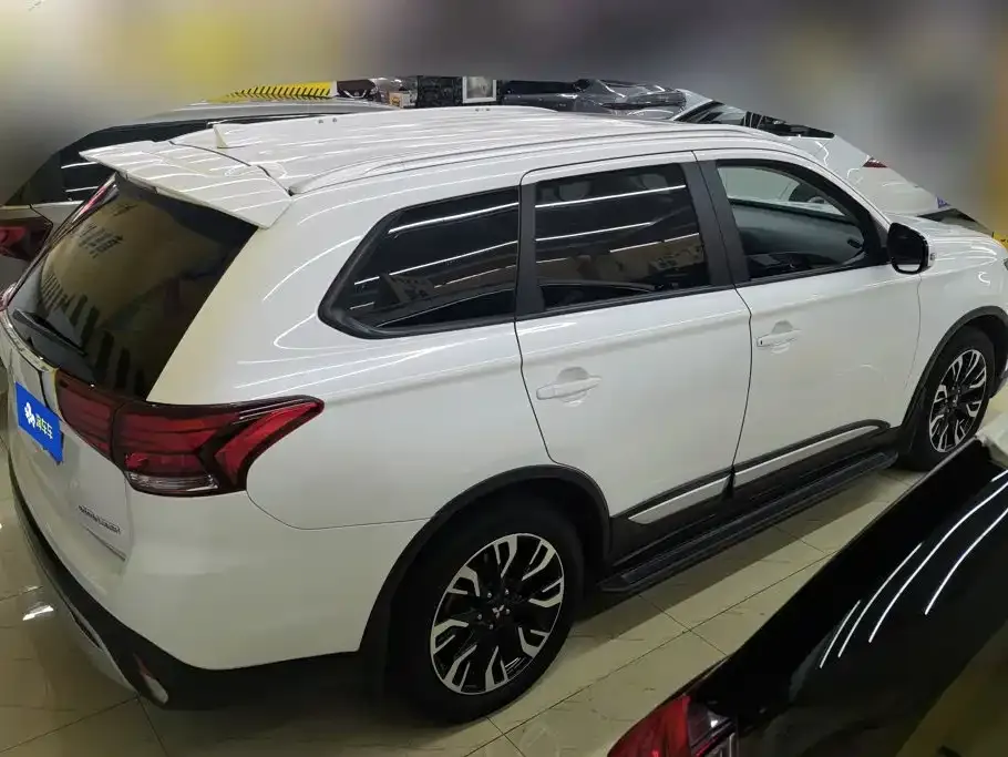 Mitsubishi Outlander — фото 10
