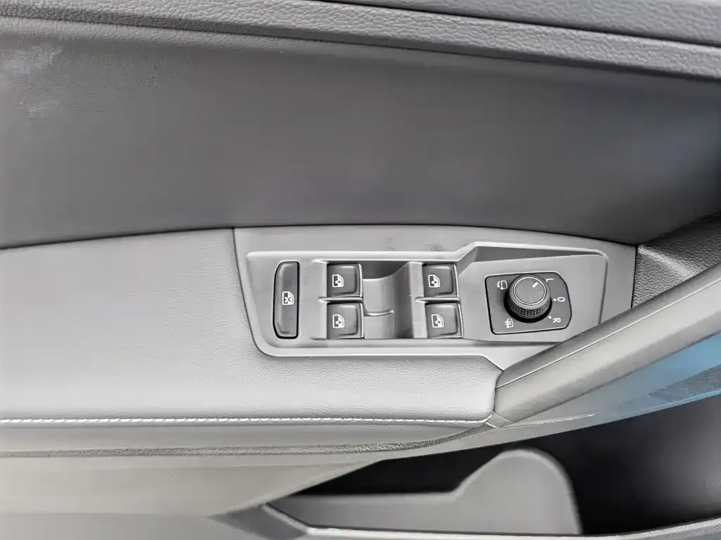 Volkswagen Tiguan L — фото 8