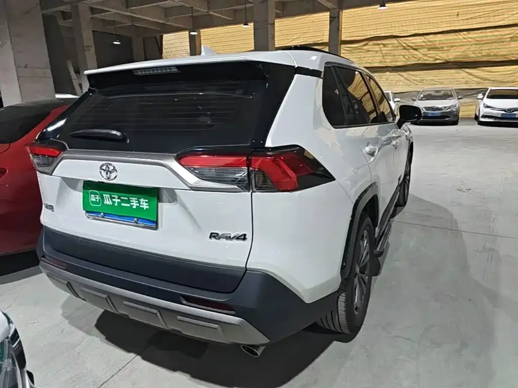 Toyota RAV4 — фото 10