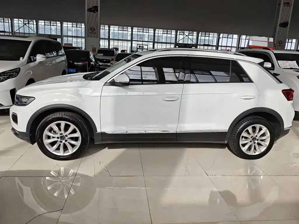 Volkswagen T-Roc — фото 9