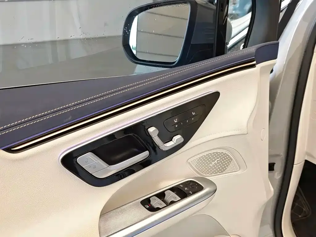 Mercedes-Benz EQE SUV — фото 4
