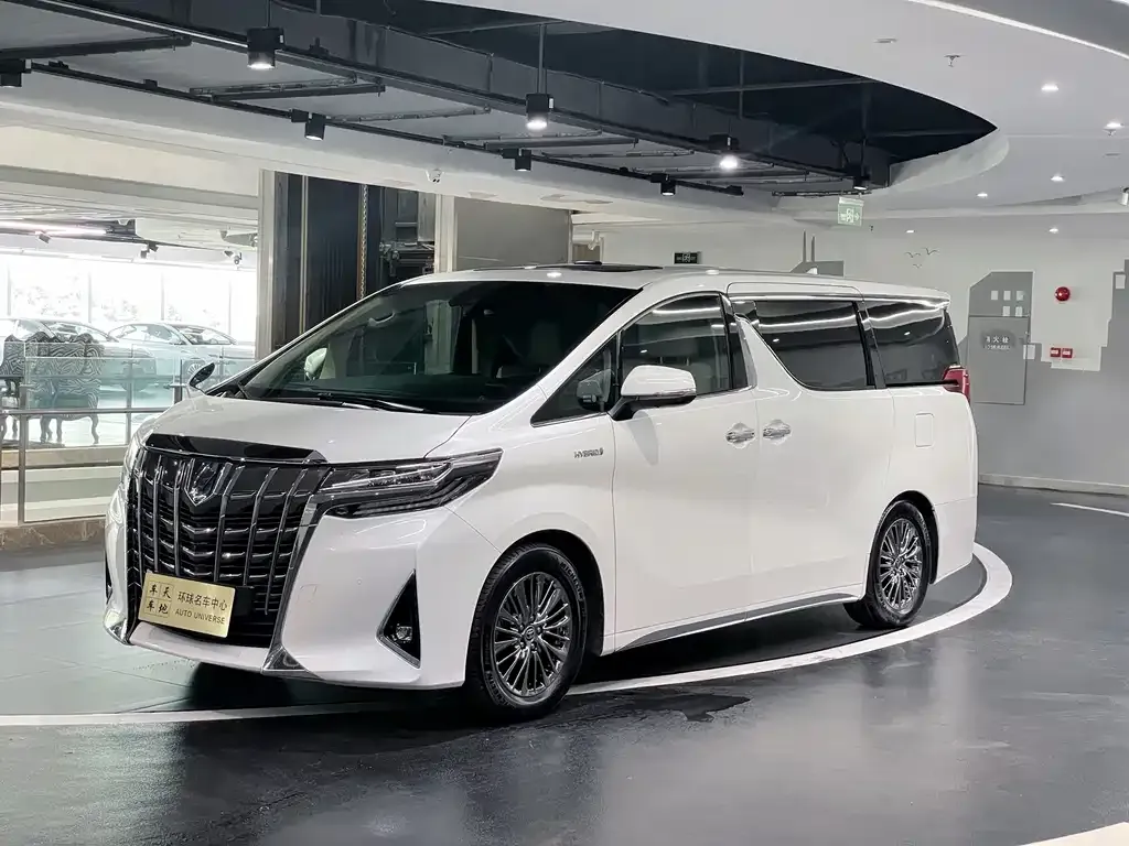 Toyota Alphard — фото 1