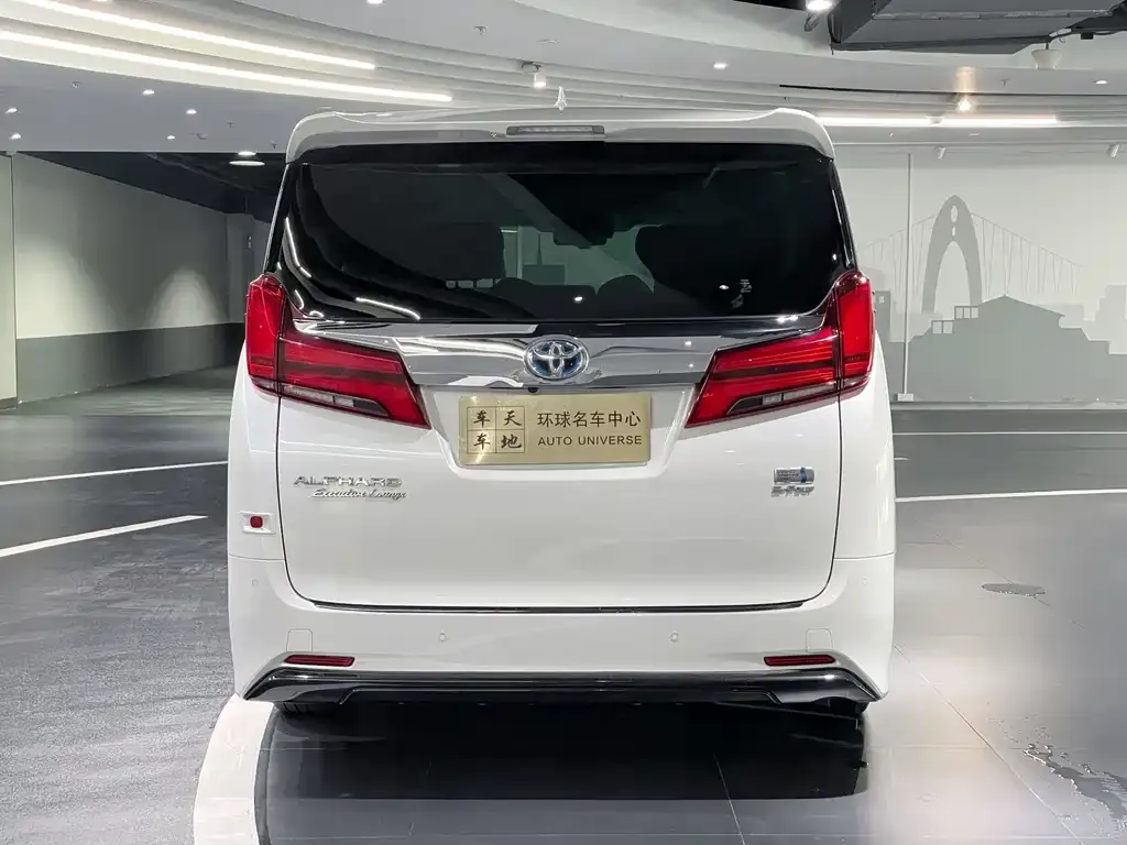 Toyota Alphard — фото 2