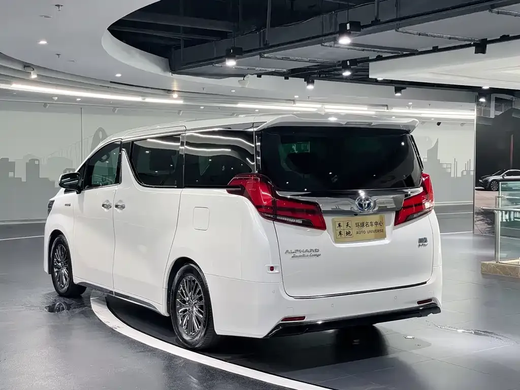 Toyota Alphard — фото 9