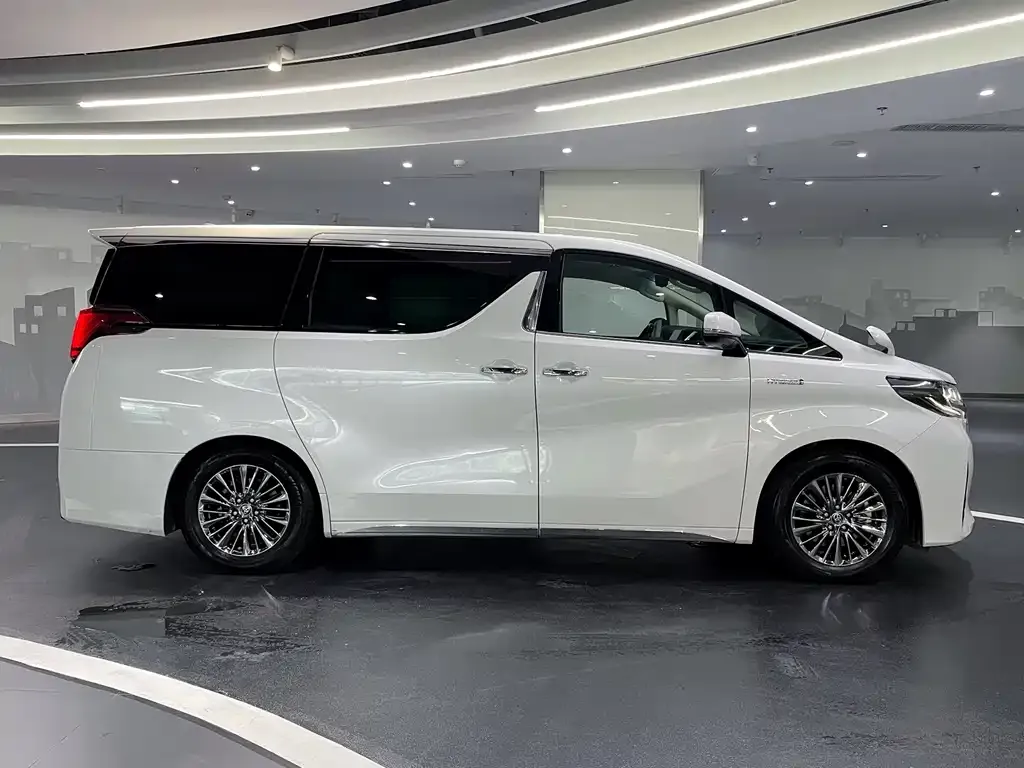 Toyota Alphard — фото 4