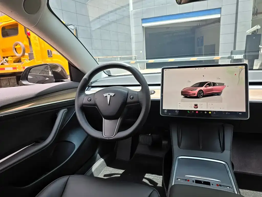 Tesla Model 3 — фото 10