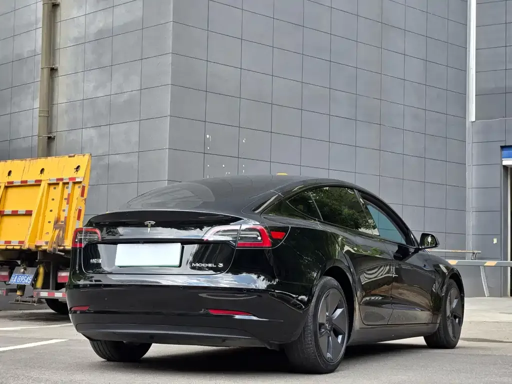 Tesla Model 3 — фото 2