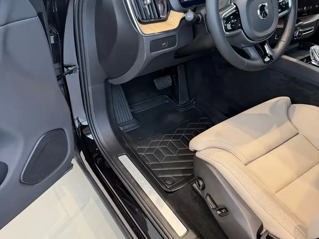 Volvo XC60 — фото 9