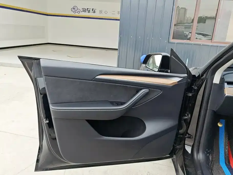 Tesla Model Y — фото 10