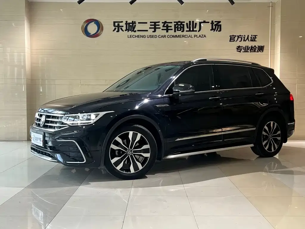 Volkswagen Tiguan L — фото 1