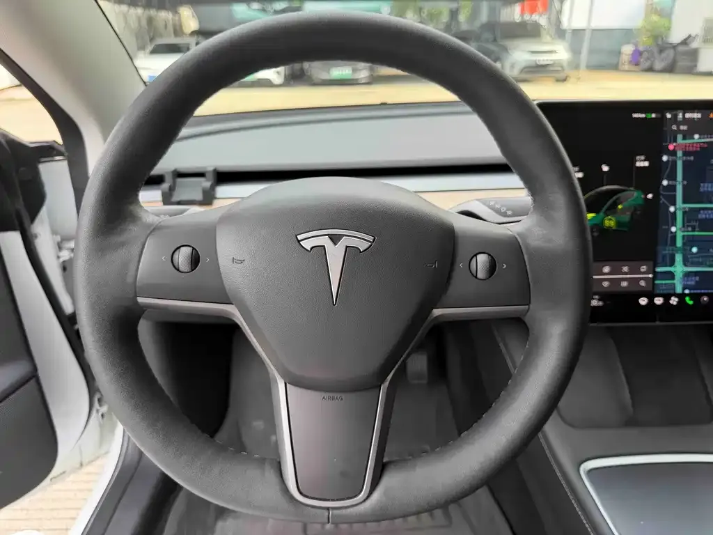 Tesla Model 3 — фото 9