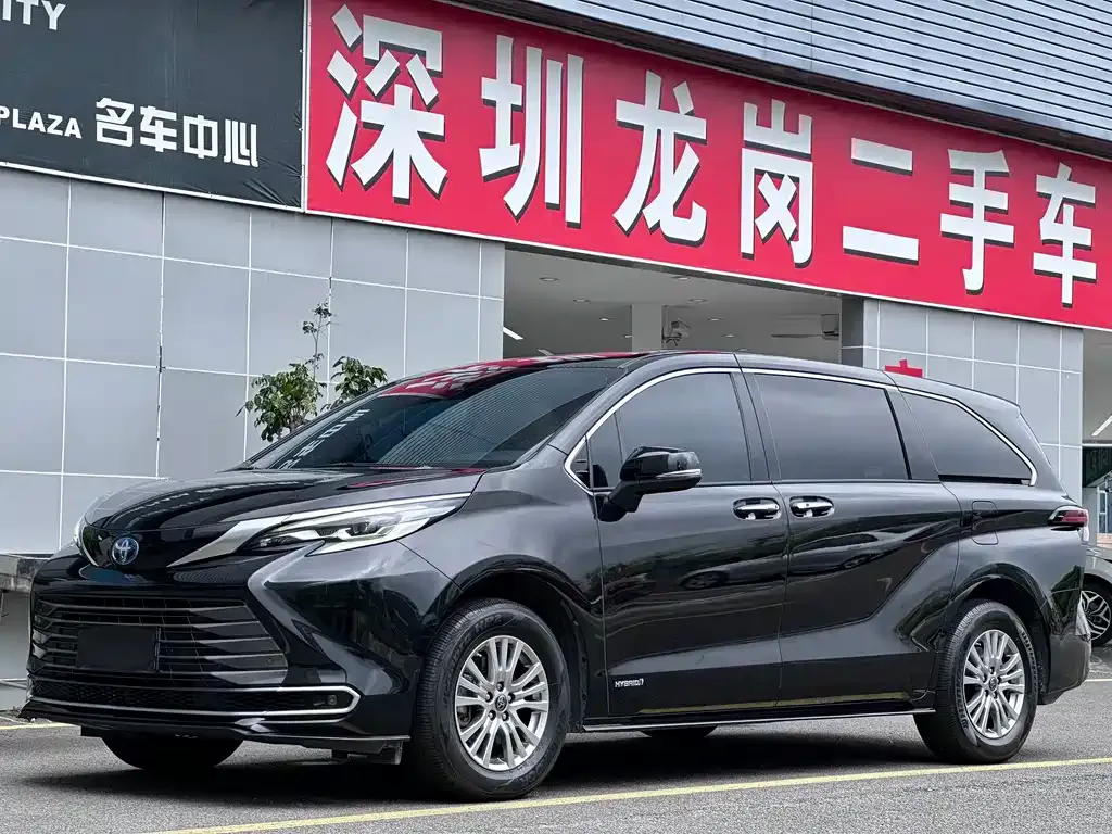 Toyota Sienna — фото 1