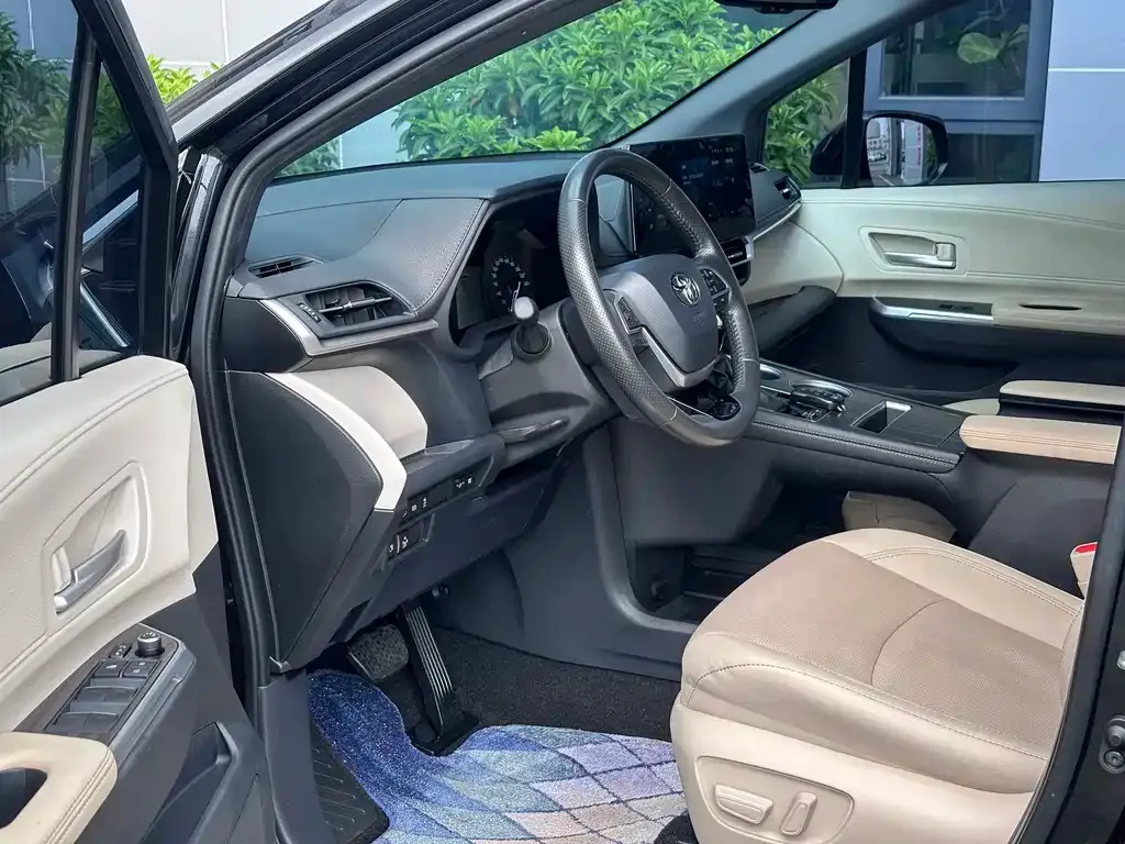 Toyota Sienna — фото 9