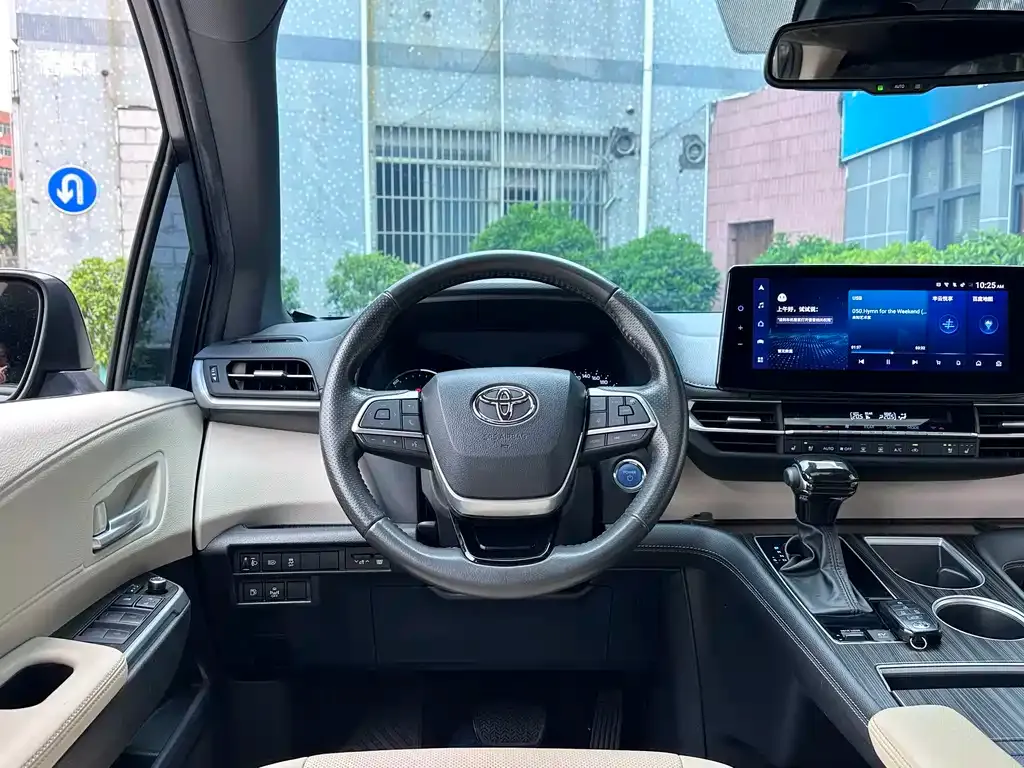 Toyota Sienna — фото 7