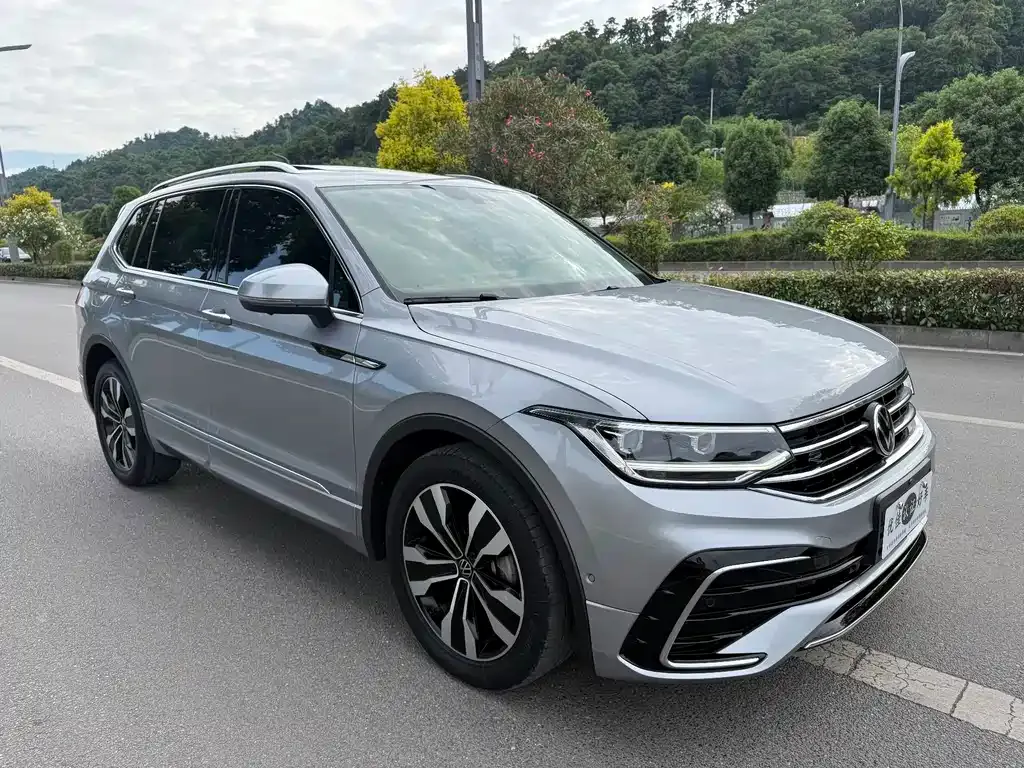 Volkswagen Tiguan L — фото 10