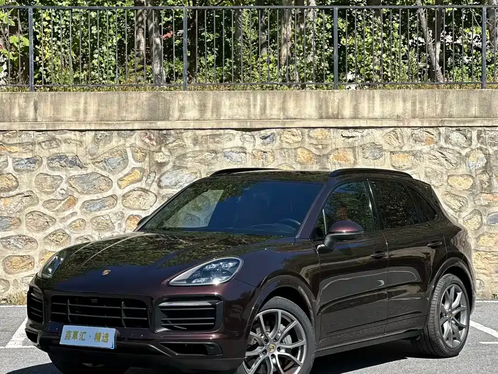 Porsche Cayenne — фото 1