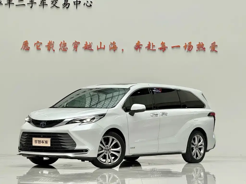 Toyota Sienna — фото 1