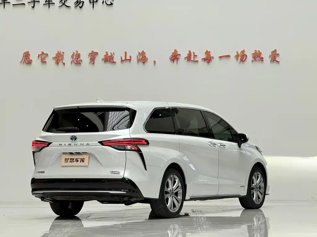 Toyota Sienna — фото 7
