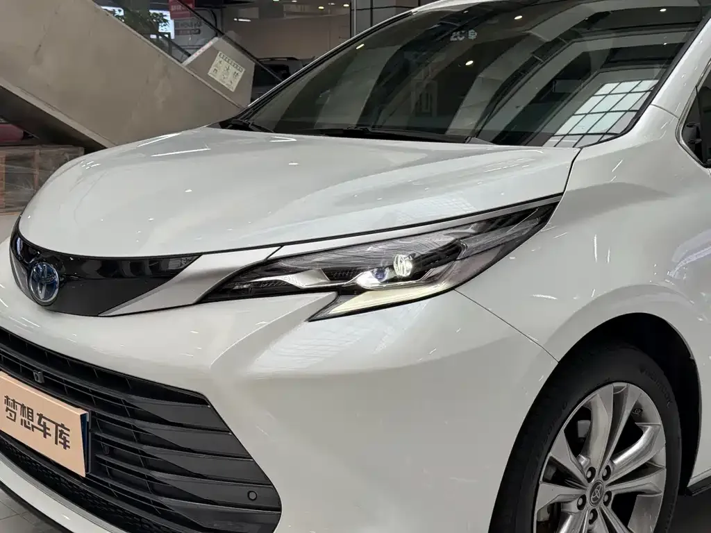 Toyota Sienna — фото 10