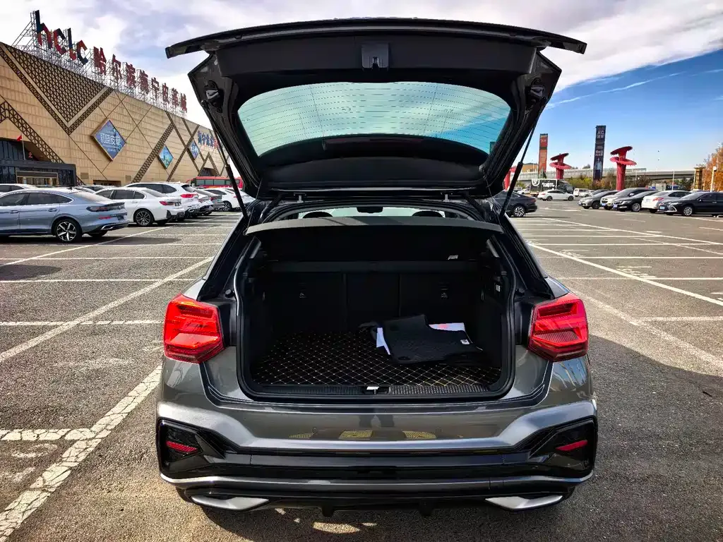 Audi Q2L — фото 10