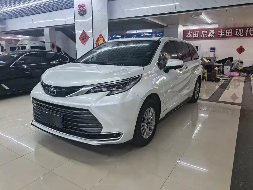 Toyota Sienna — фото 1